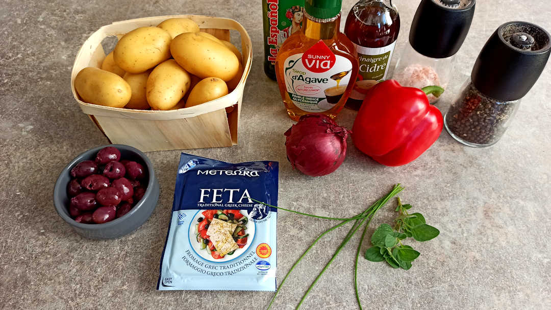 Les ingrédients de la salade de pommes de terre à la grecque