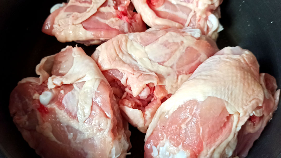 Placer les hauts de cuisse dans la poêle côté peau