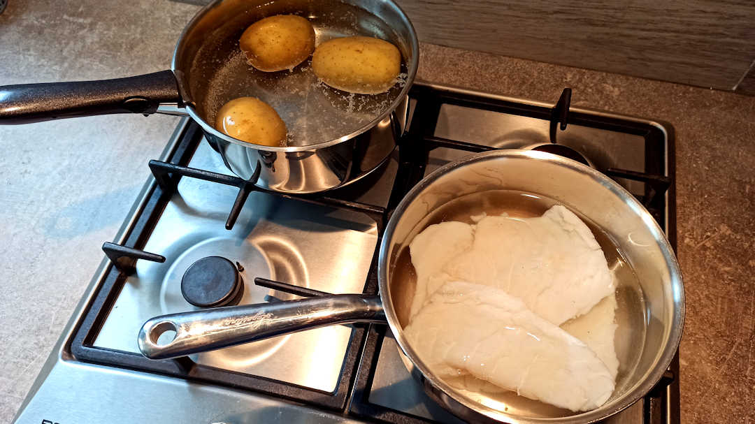 Cuisson des pommes de terre et de la morue