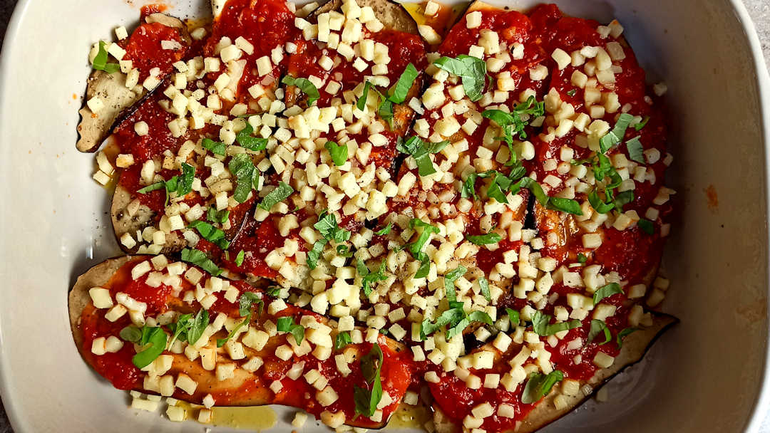 Le montage du gratin d'aubergine alla parmigiana