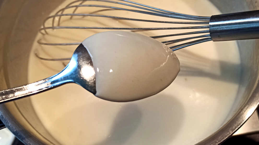 La sauce nappe le dos d'une cuillère