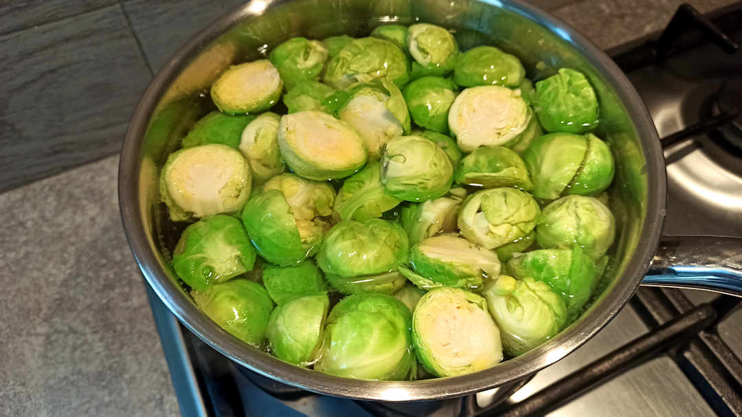Plonger les choux de Bruxelles dans l’eau bouillante