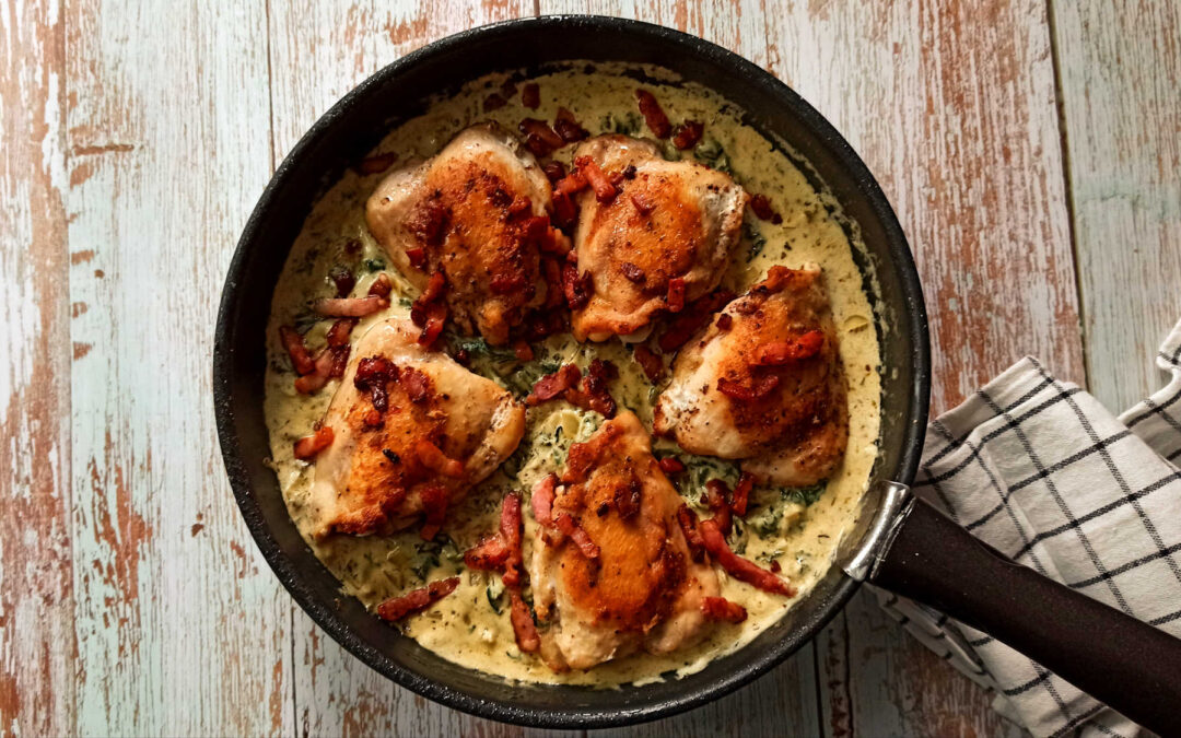 Poulet à la crème, moutarde de Dijon, lardons et épinards