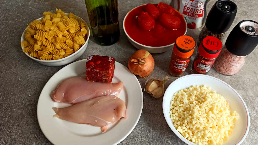 Les ingrédients du gratin de pâtes poulet chorizo