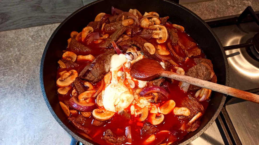 Ajouter le fond de veau et la crème