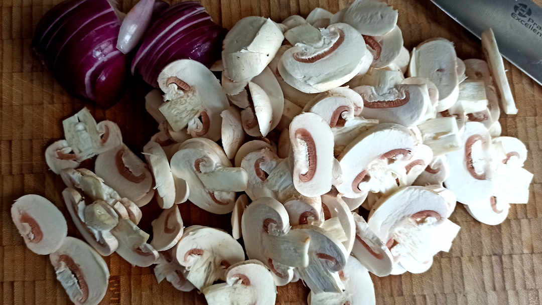 Ajouter les oignons et les champignons
