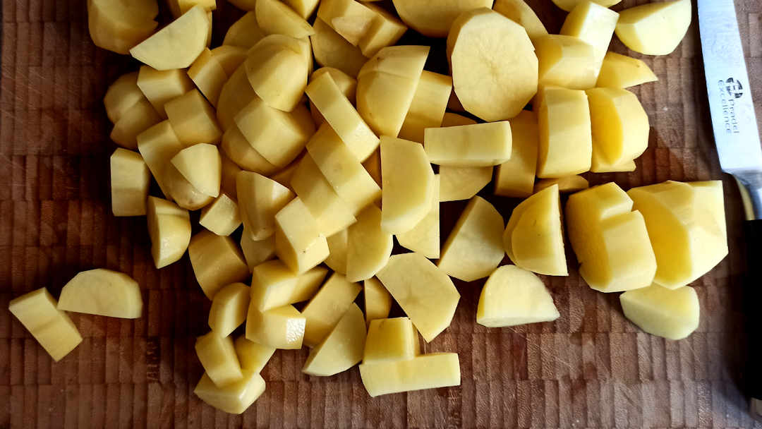Couper les pommes de terre en cubes