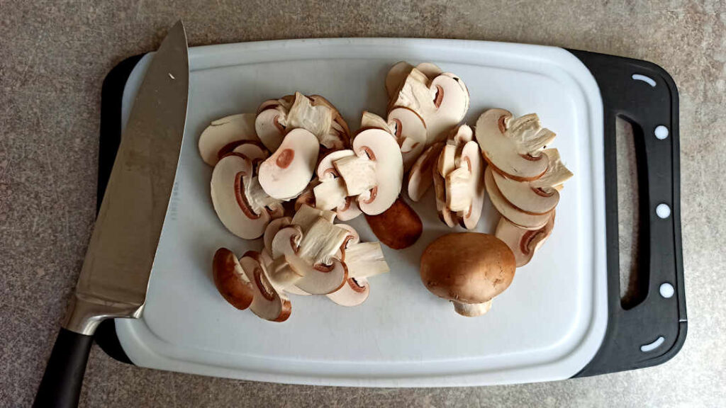 Émincer les champignons