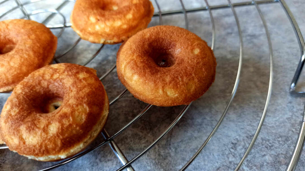Laisser refroidir les donuts sur une grille
