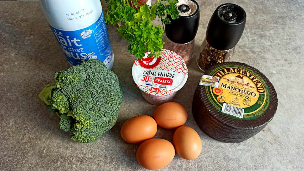 Les ingrédients de la quiche aux brocolis et Manchego