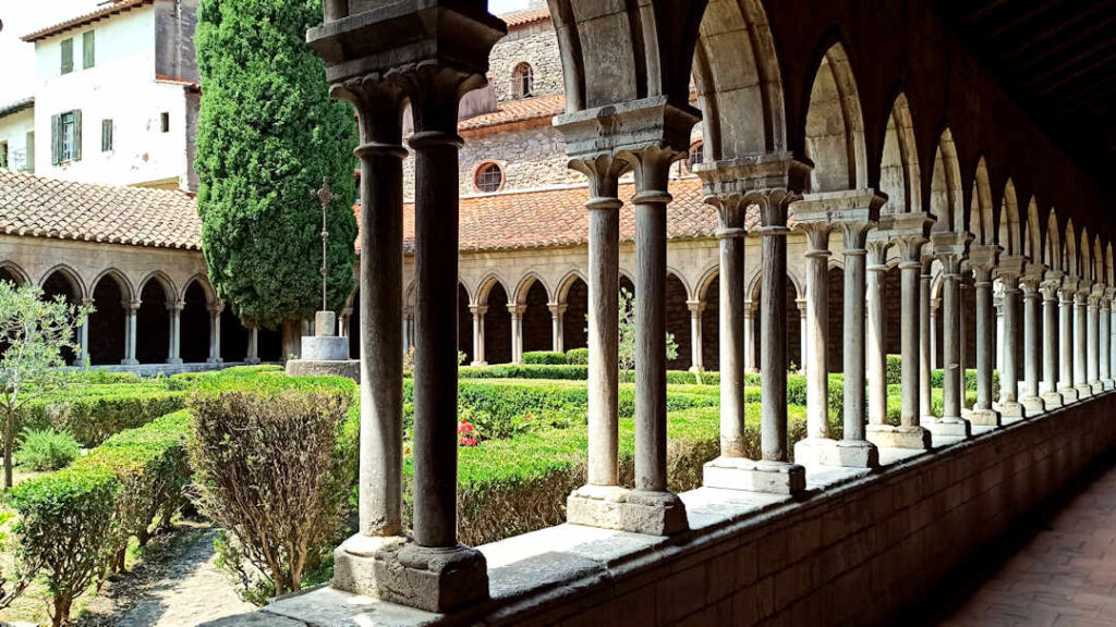Le cloître de l'Abbaye Sainte Marie d'Arles-sur-Tech