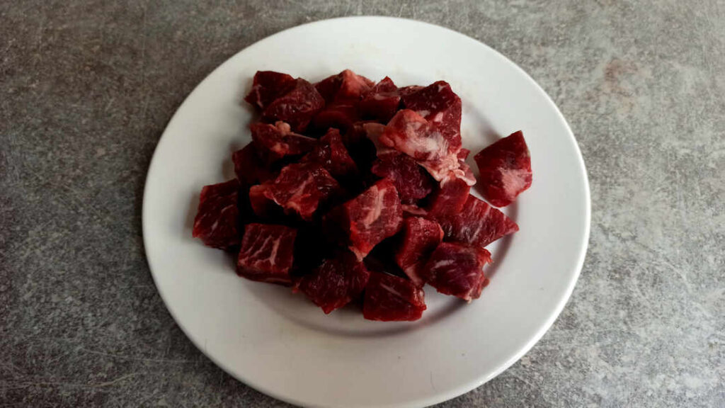 Couper la viande en cubes