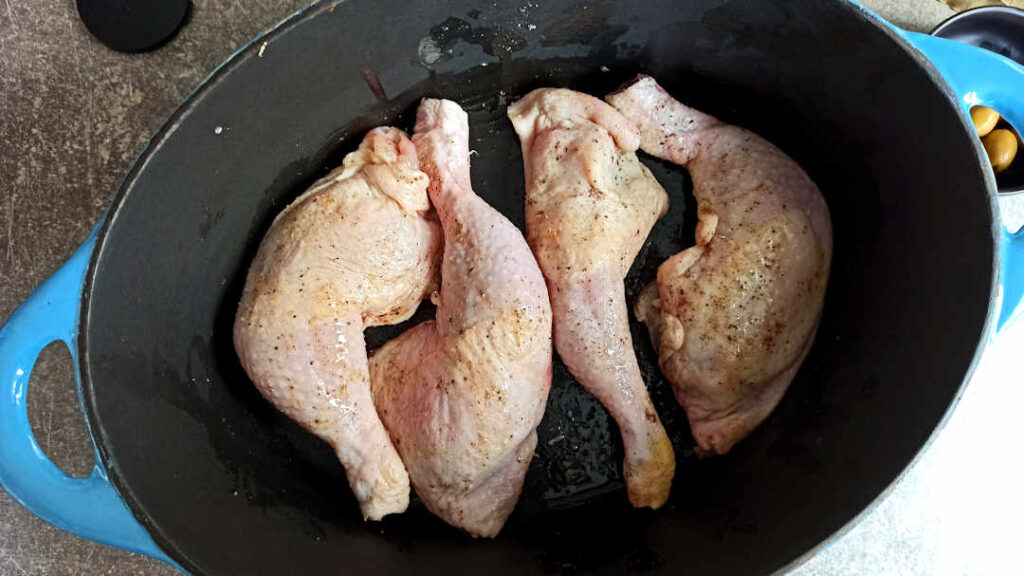 Placer les cuisse dans une cocotte