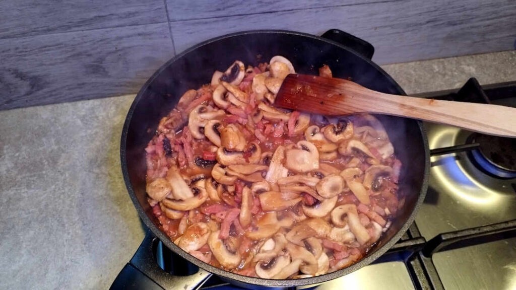 Ajouter les champignons émincés