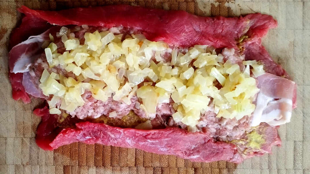 Répartir la chair à saucisse pour fqrcir les oisequx sqns tête