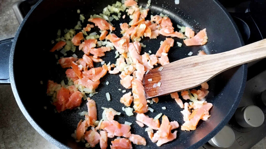 Ajouter le saumon fumé