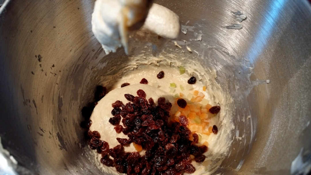 Ajouter les fruits confits et les raisins