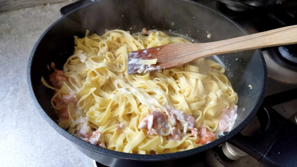 Ajouter les pâtes dans la poêle