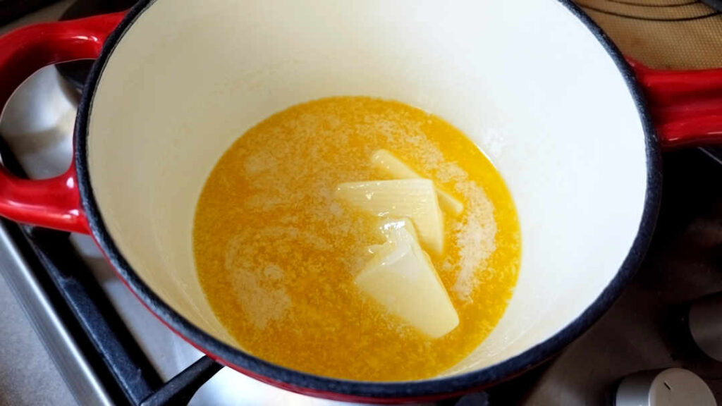 Faire fondre le beurre dans une casserole