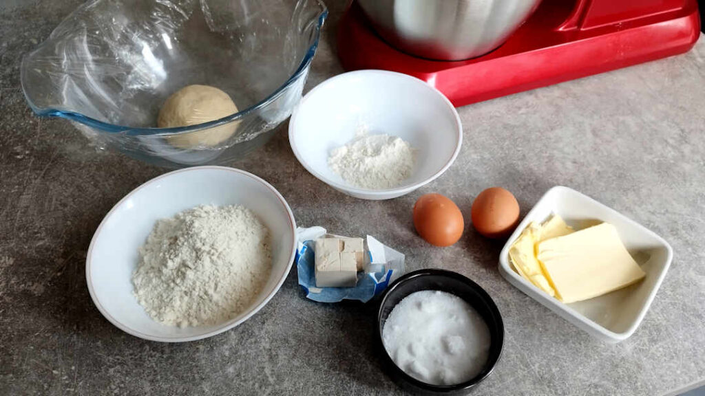 Les ingrédients pour la première pâte de la recette du panettone à la levure de boulanger