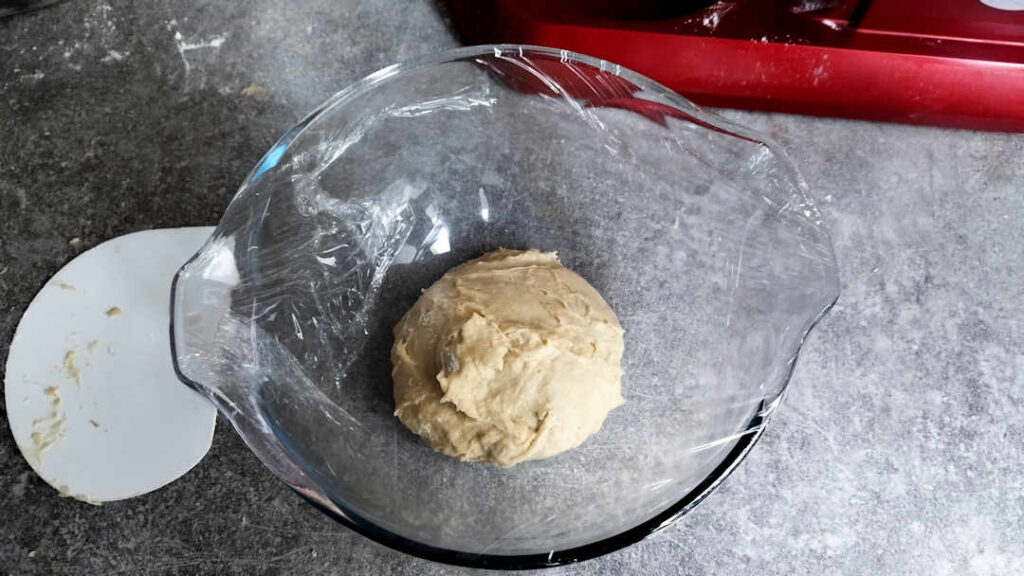 On forme une boule pour terminer la seconde étape de la recette du panettone à la levure de boulanger