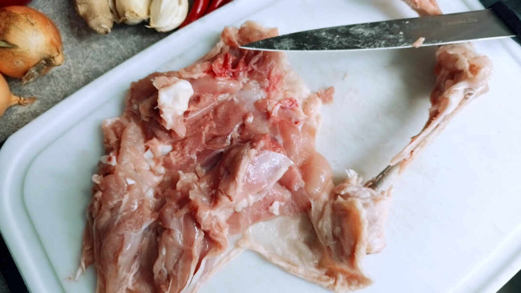 Désosser les cuisses de poulet