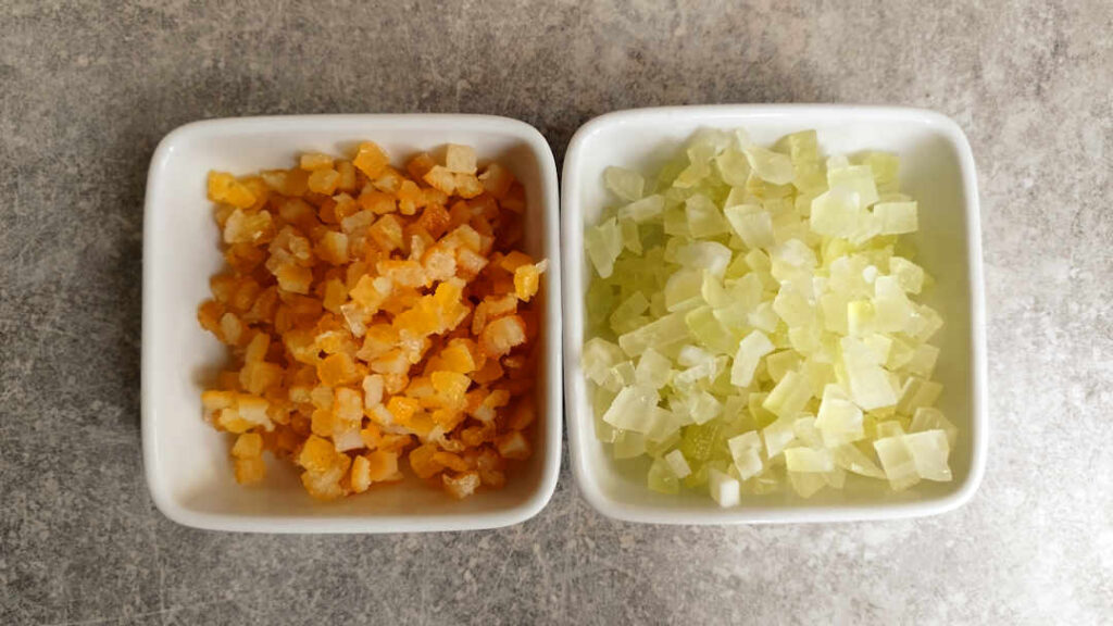 Couper les fruits confits en petits cubes