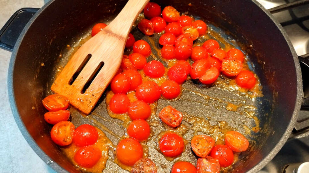 Couper les tomates cerises en deux