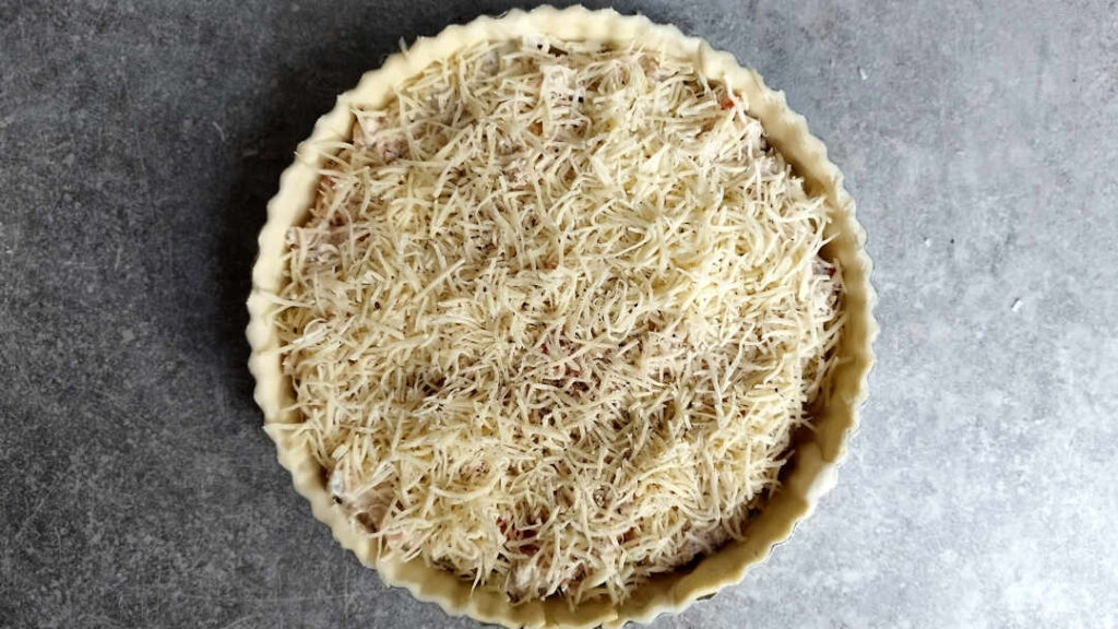 Parsemer la tarte avec l'emmental