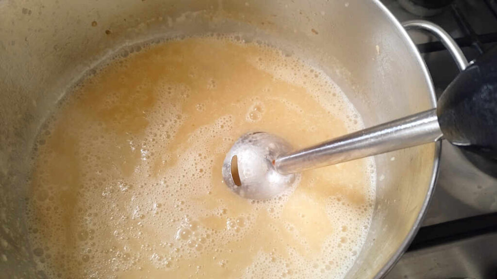 A l'aide d'un mixer plongeant