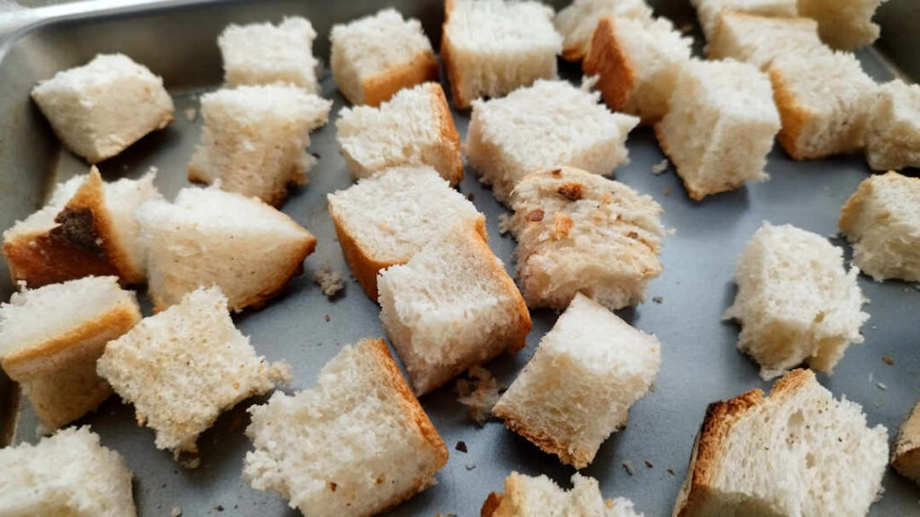 Couper les tranches de pain en cubes