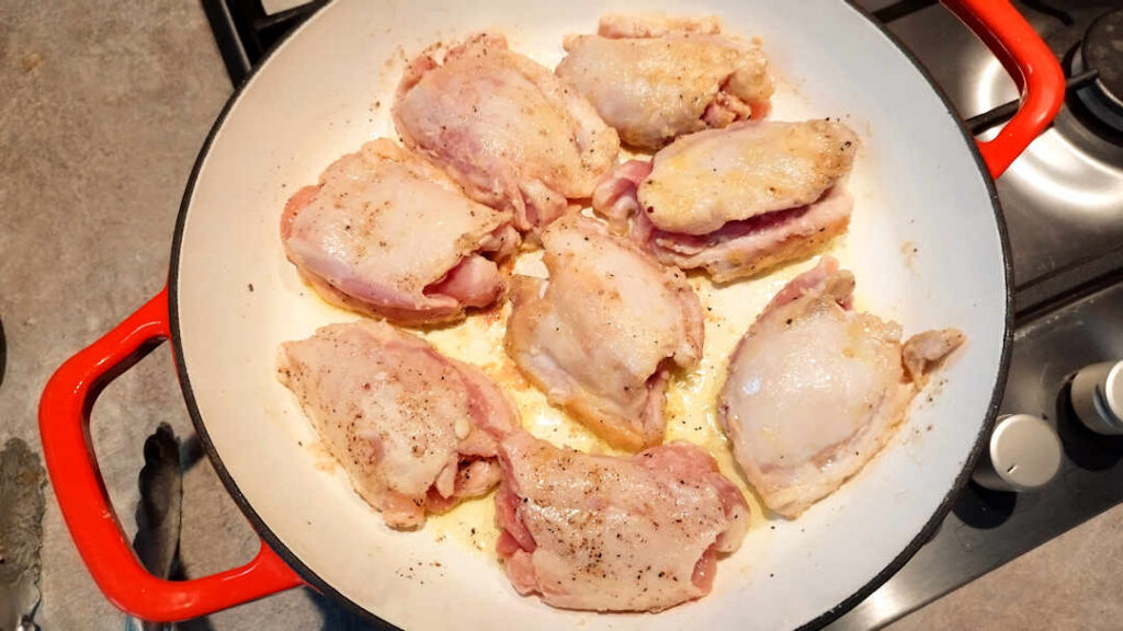 Faire dorer les morceaux de poulet