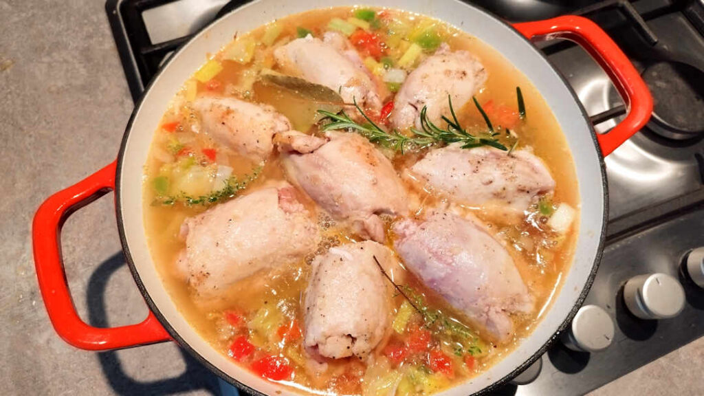Remettre le poulet dans la cocotte