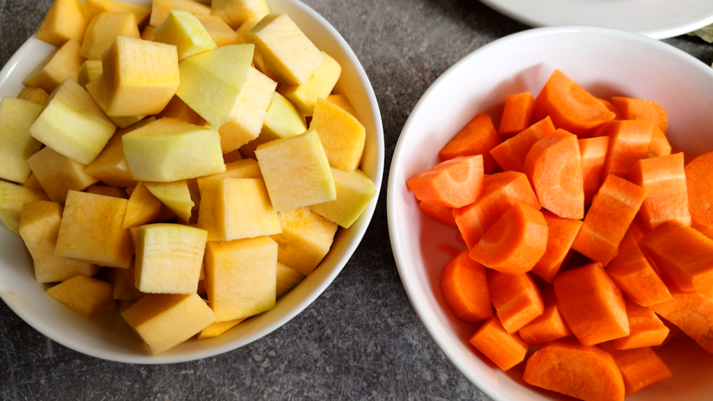 Couper les carottes et le rutabaga