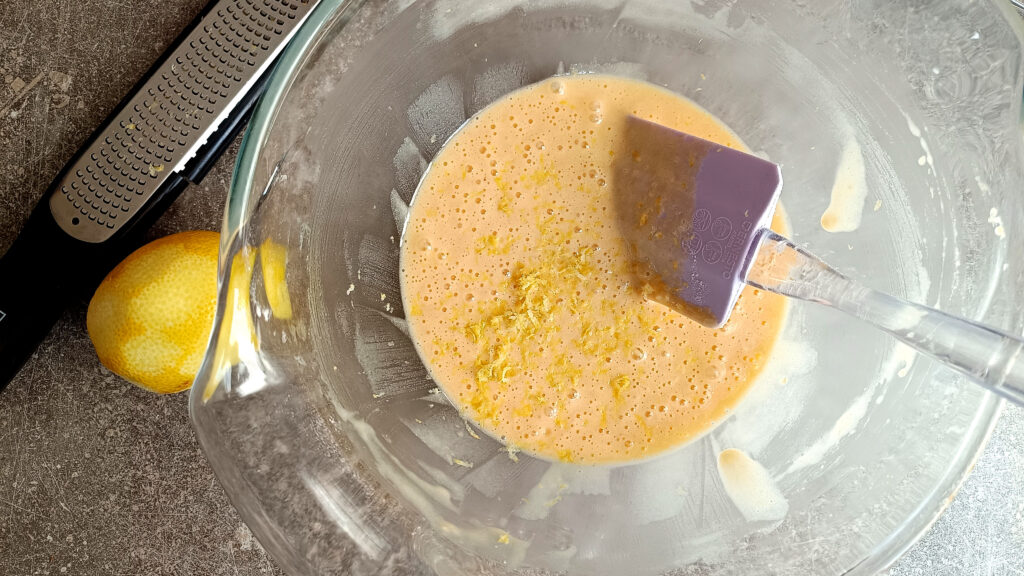 Incorporer le zeste de citron