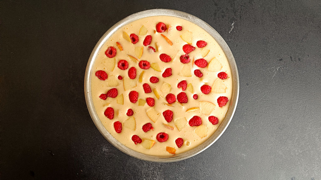 Répartir les morceaux de pomme et les framboises