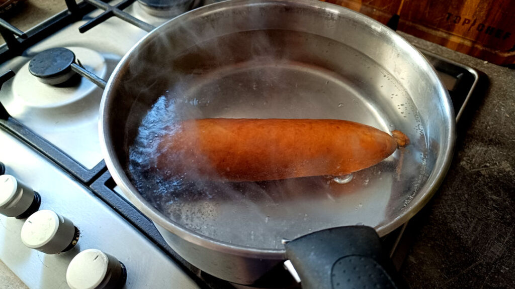 Plonger la saucisse de Morteau